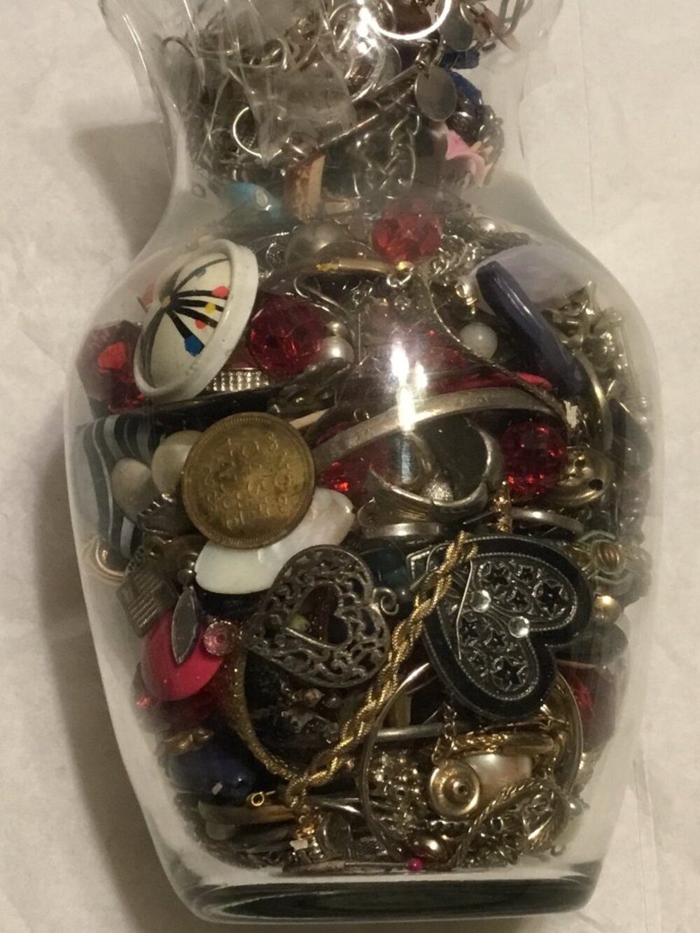 Very heavy vase filled with a large amount of old used and broken jewelry - Picture 4 of 12